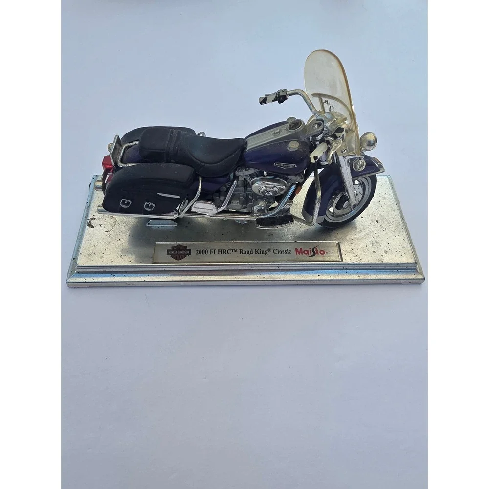 Maisto Harley-Davidson 2000 FLHRC Road King Classic Diecast Model on Base